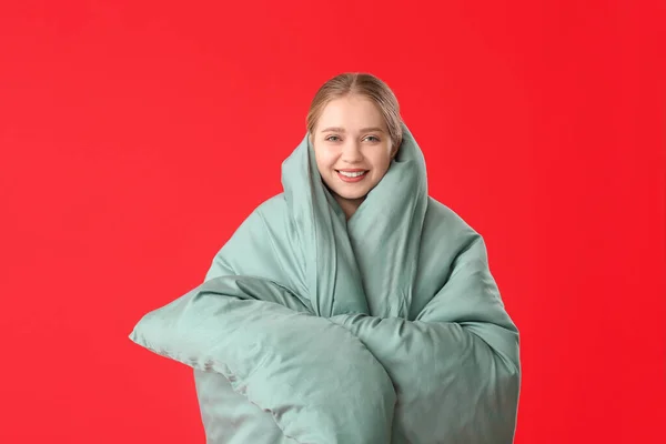 Jonge Vrouw Verpakt Deken Kleur Achtergrond — Stockfoto