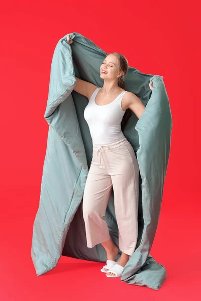 Jonge Vrouw Met Deken Kleur Achtergrond — Stockfoto