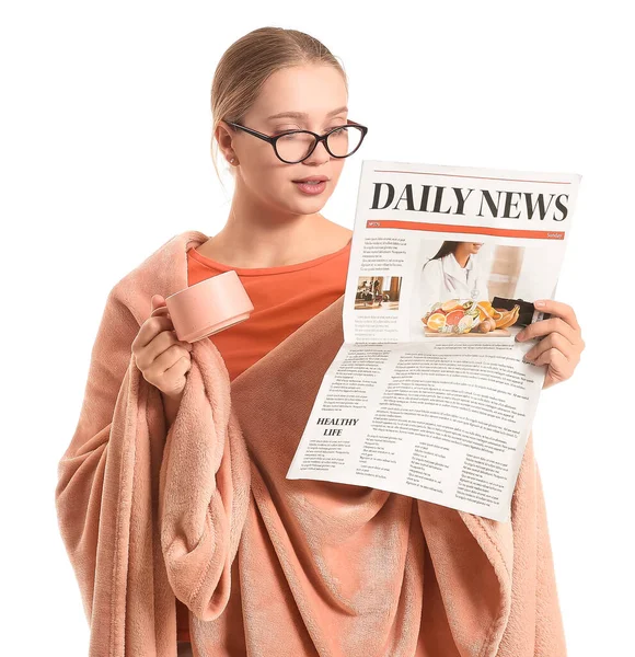 Jonge Vrouw Verpakt Deken Met Thee Krant Witte Achtergrond — Stockfoto