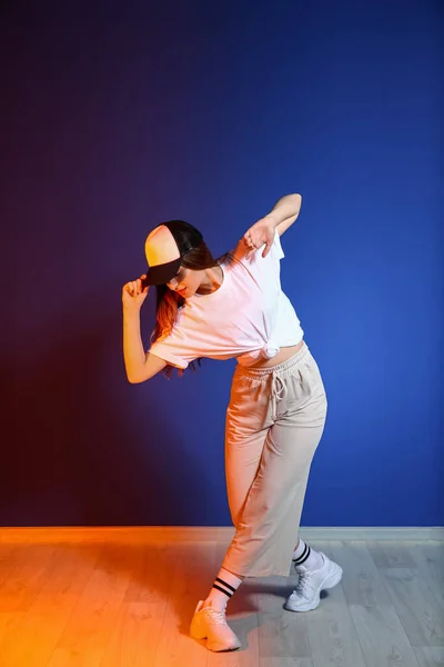 Ung Kvinnlig Hip Hop Dansare Mot Färg Vägg — Stockfoto