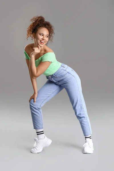Afroamerikansk Hip Hop Dansare Grå Bakgrund — Stockfoto