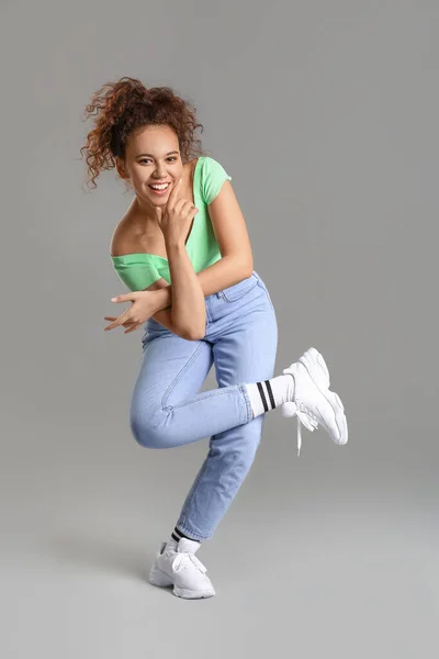 Afroamerikanische Hip Hop Tänzerin Auf Grauem Hintergrund — Stockfoto