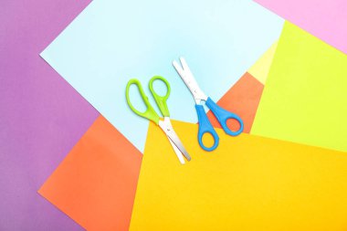 Renk arkaplanı üzerine makas