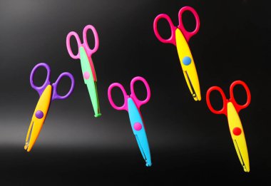 Koyu arkaplan üzerine makas