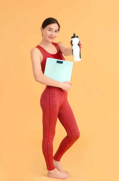 Mujer Joven Con Básculas Peso Botella Agua Sobre Fondo Color — Foto de Stock