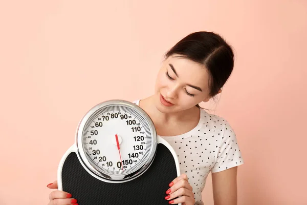 Young Woman Weight Scales Color Background — Stock Photo, Image