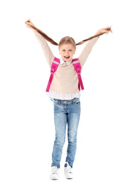 Beyaz arka planda küçük tatlı bir kız öğrenci.