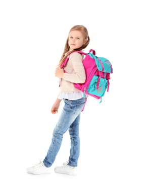 Beyaz arka planda küçük tatlı bir kız öğrenci.