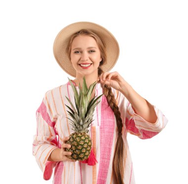 Beyaz arka planda ananaslı genç bir kadın. Diyet kavramı