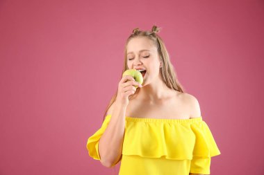 Elma renginde genç bir kadın. Diyet kavramı