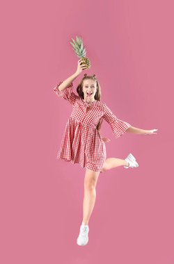 Renkli ananaslı genç bir kadın. Diyet kavramı