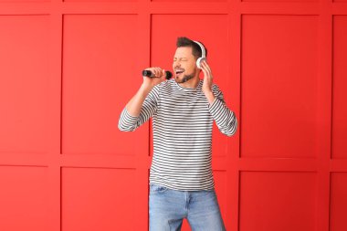 Renkli arka planda şarkı söyleyen yakışıklı adam