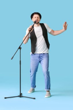 Renkli arka planda şarkı söyleyen yakışıklı adam