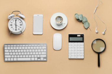 Cep telefonu, hesap makinesi, alarmlı saat, kahve fincanı ve renk arkaplanı büyütücü içeren bilgisayar klavyesi