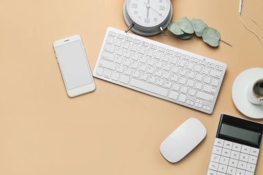Cep telefonu, hesap makinesi, çalar saat ve kahve fincanı olan bilgisayar klavyesi