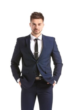 Beyaz arka planda zarif takım elbiseli yakışıklı bir genç.