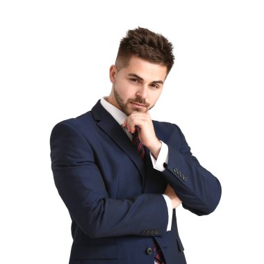 Beyaz arka planda zarif takım elbiseli yakışıklı bir genç.