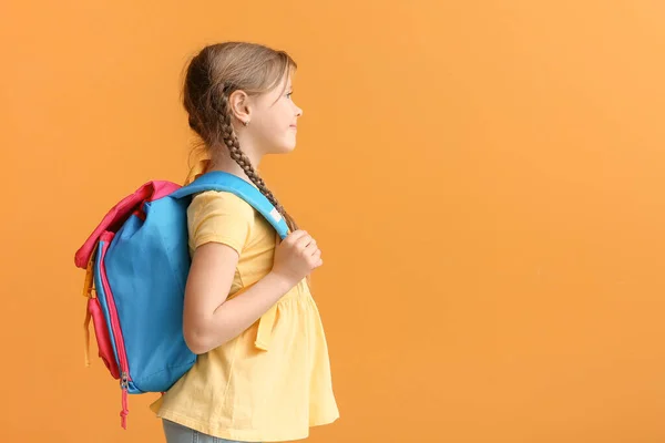 Nettes Kleines Schulmädchen Auf Farbigem Hintergrund — Stockfoto