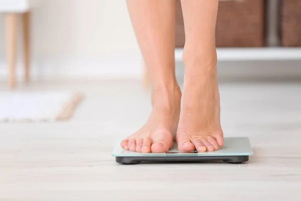 Young Woman Measuring Her Weight Home — Stock Photo, Image