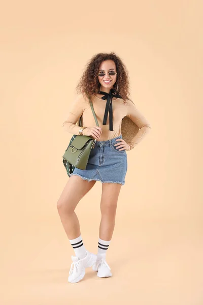 Vacker Ung Afro Amerikansk Kvinna Med Snygg Väska Färg Bakgrund — Stockfoto