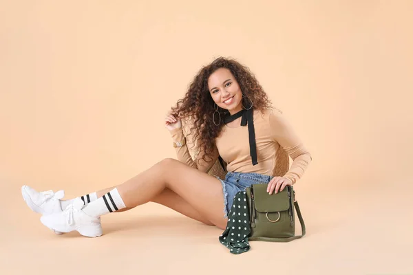 Hermosa Joven Mujer Afroamericana Con Bolso Elegante Sobre Fondo Color — Foto de Stock