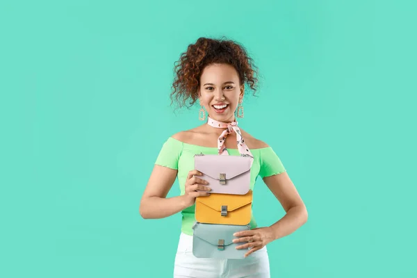 Jovem Mulher Afro Americana Bonita Com Sacos Elegantes Fundo Cor — Fotografia de Stock