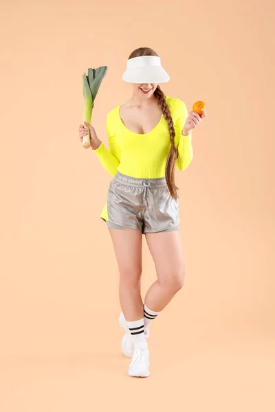 Mladá Žena Pórkem Mandarinkami Barevném Pozadí Dietní Koncept — Stock fotografie