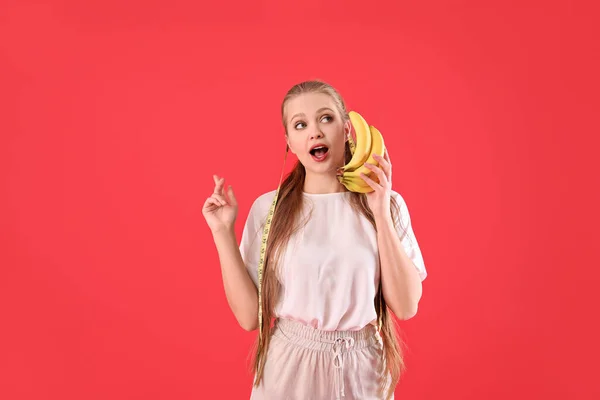 Junge Frau Mit Bananen Und Maßband Auf Farbigem Hintergrund Ernährungskonzept — Stockfoto