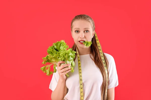 Junge Frau Mit Kopfsalat Und Maßband Auf Farbigem Hintergrund Ernährungskonzept — Stockfoto