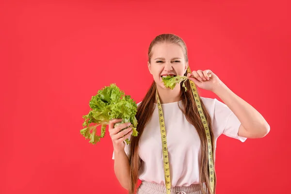 Mladá Žena Salátem Měřicí Páskou Barevném Pozadí Dietní Koncept — Stock fotografie