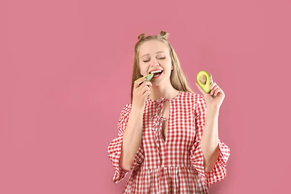 Молодая Женщина Авокадо Цветном Фоне Концепция Питания — стоковое фото