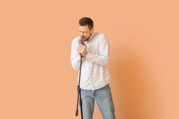 Handsome Man Singing Color Background — Stock Photo, Image