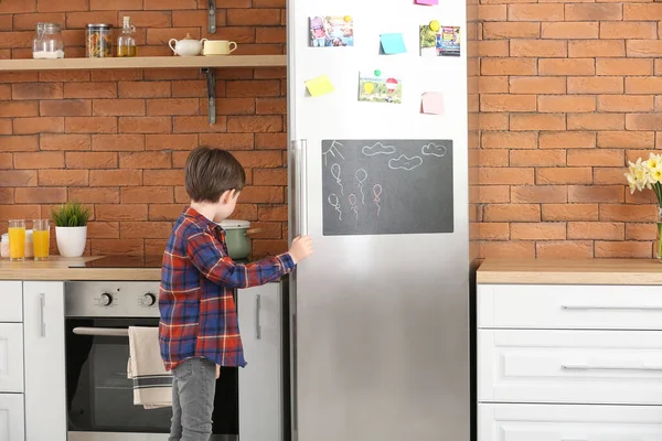 Piccolo Ragazzo Apertura Frigorifero Cucina — Foto Stock