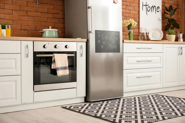 带有大冰箱的现代厨房的风格内饰 — 图库照片
