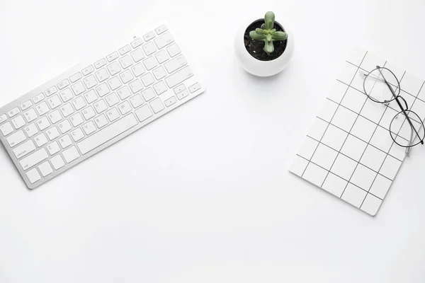 Computer Toetsenbord Met Notebook Bril Witte Achtergrond — Stockfoto