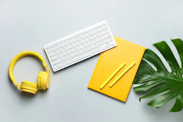 Clavier Ordinateur Avec Bloc Notes Écouteurs Stylos Sur Fond Lumineux — Photo