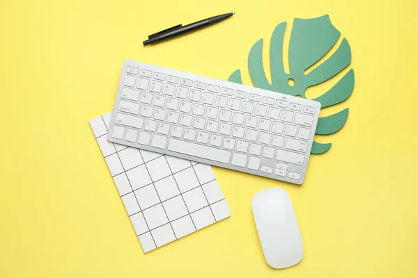 Teclado Computadora Con Cuaderno Pluma Fondo Color — Foto de Stock