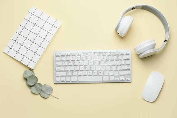 Computer Keyboard Notebook Headphones Color Background — Stock Photo, Image