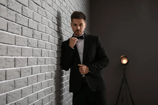 Hezký Mladý Muž Elegantním Obleku Blízkosti Cihlové Zdi — Stock fotografie