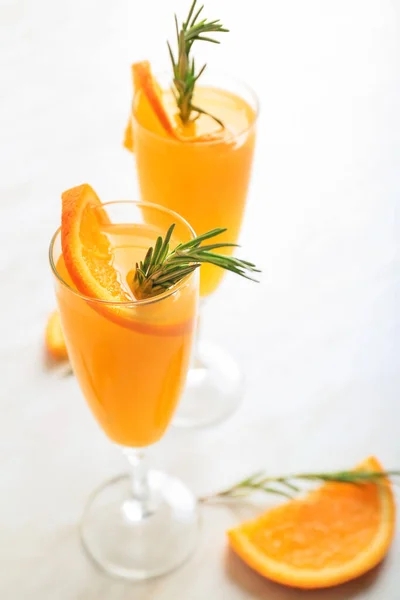 Verres Savoureux Cocktail Mimosa Sur Table — Photo
