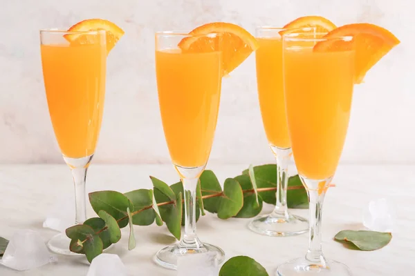 Verres Savoureux Cocktail Mimosa Sur Table — Photo