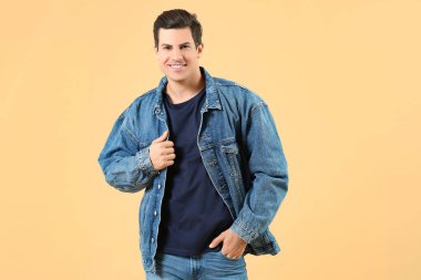 Renkli arka planda yakışıklı bir adamın portresi