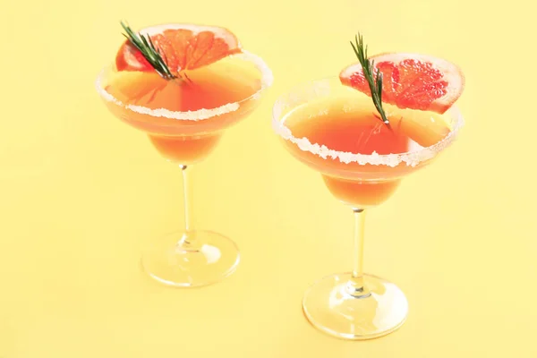 Lunettes Cocktail Mimosa Savoureux Sur Fond Couleur — Photo