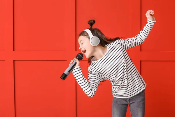 Renkli Arka Planda Şarkı Söyleyen Tatlı Küçük Kız — Stok fotoğraf