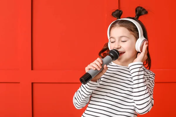 Nettes Kleines Mädchen Singt Vor Farbigem Hintergrund — Stockfoto