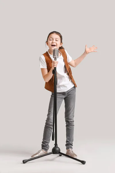 Menina Bonito Cantando Contra Fundo Luz — Fotografia de Stock