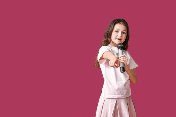 Carino Bambina Cantando Contro Sfondo Colore — Foto Stock