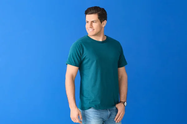 Hombre Elegante Camiseta Sobre Fondo Color — Foto de Stock