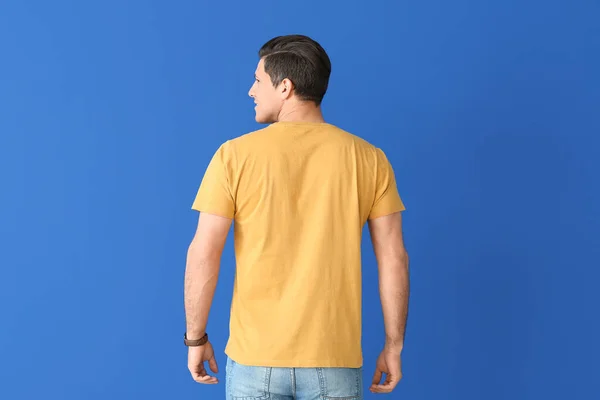 Homem Elegante Shirt Sobre Fundo Cor — Fotografia de Stock