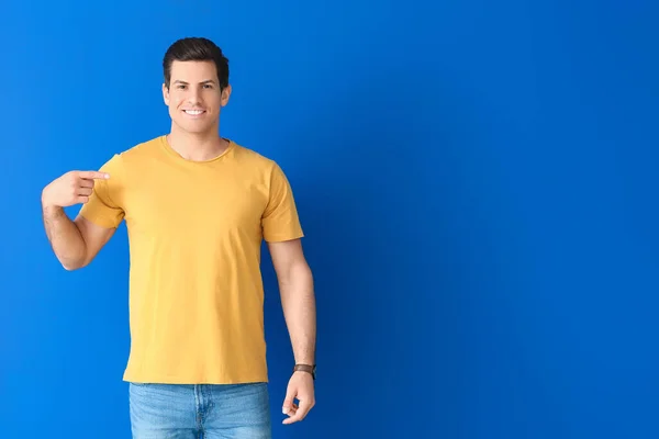 Hombre Elegante Camiseta Sobre Fondo Color — Foto de Stock